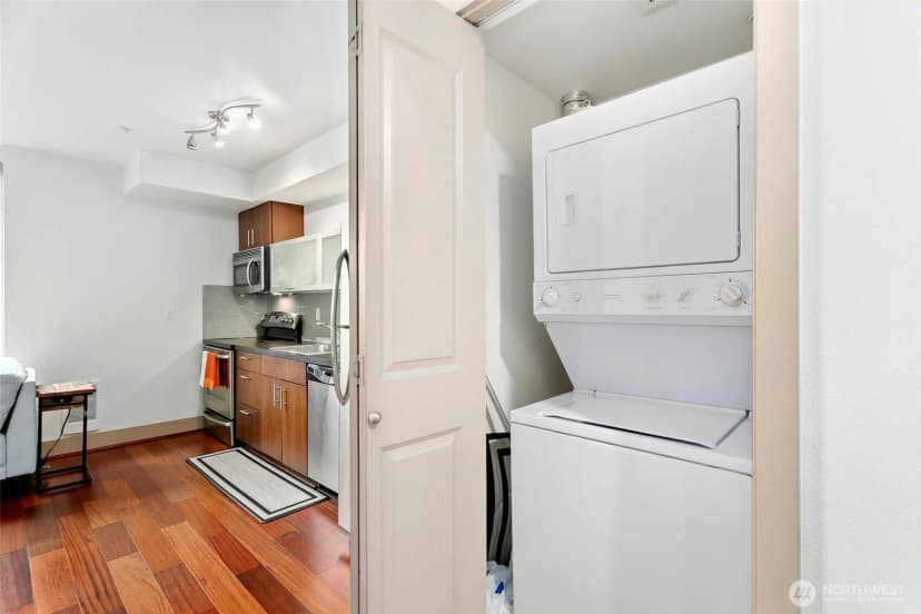 Property photo for 4547 8th Avenue Ne #508, Seattle photo 9