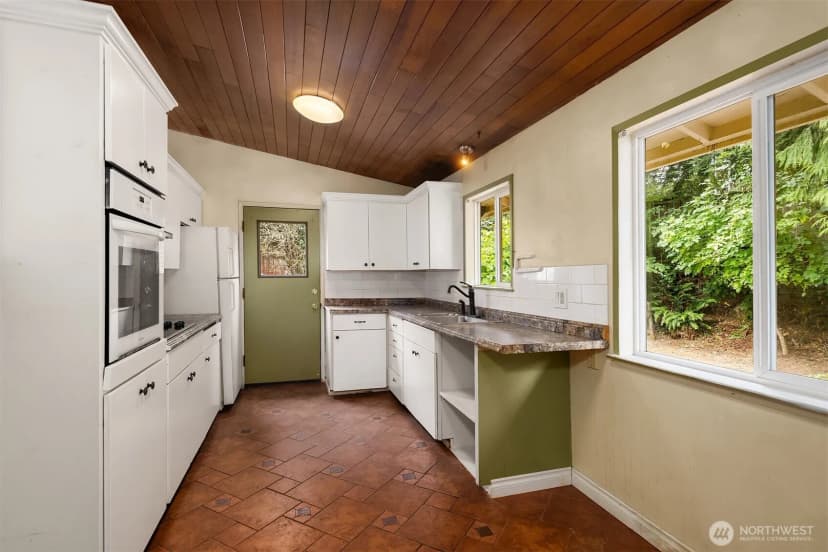 Property photo for 18061 28th Avenue Ne, Lake Forest Park photo 5