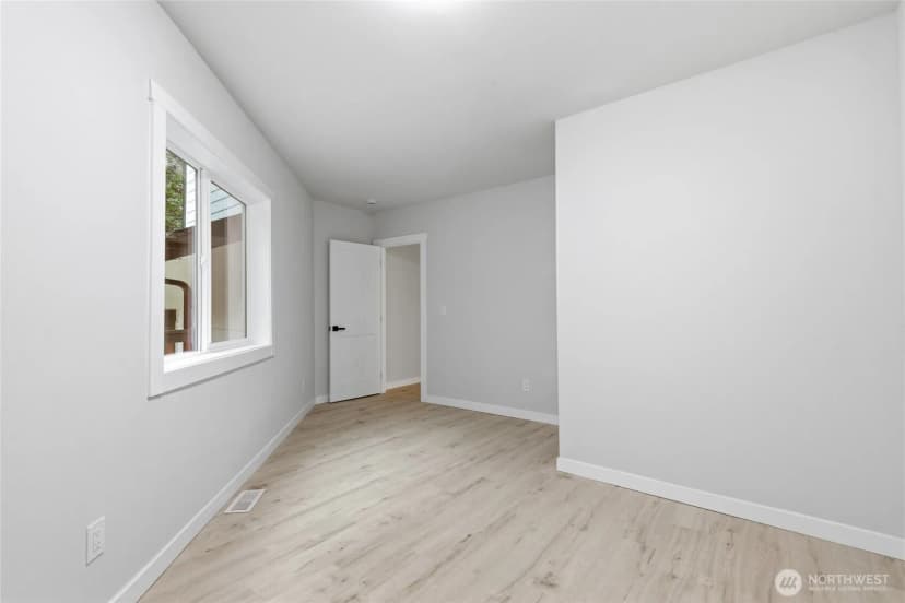 Property photo for 10953 N Madison Avenue Ne, Bainbridge Island photo 8