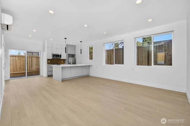 Property photo for 1220 Ne 100th Street, Seattle photo 4