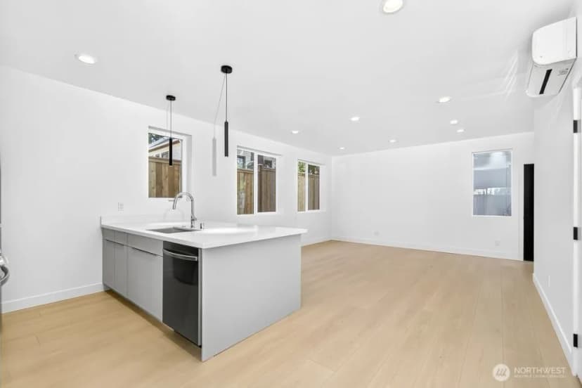 Property photo for 1220 Ne 100th Street, Seattle photo 14