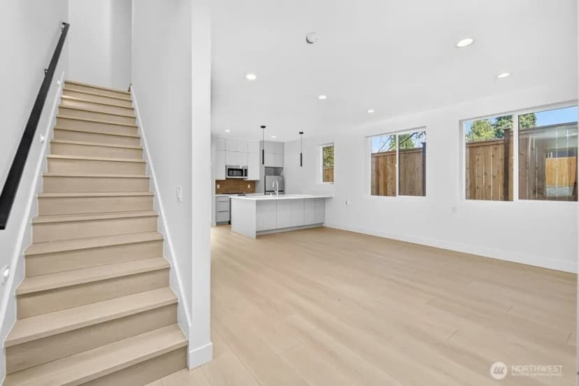 Property photo for 1220 Ne 100th Street, Seattle photo 3