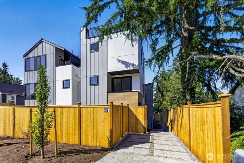 Property photo for 1218 Ne 100th Street, Seattle photo 3