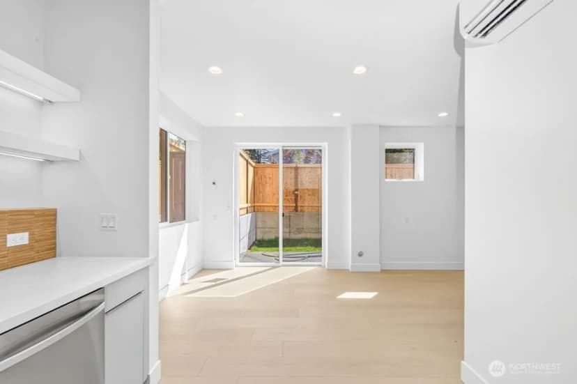 Property photo for 1218 Ne 100th Street, Seattle photo 11