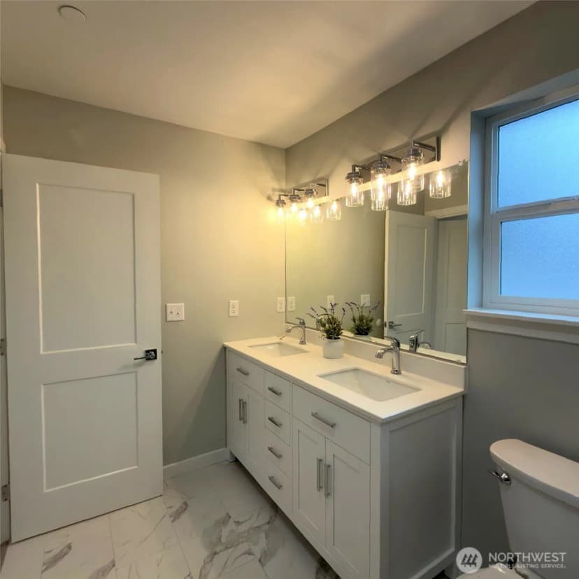 Property photo for 648 B Sw 139th Street, Burien photo 11