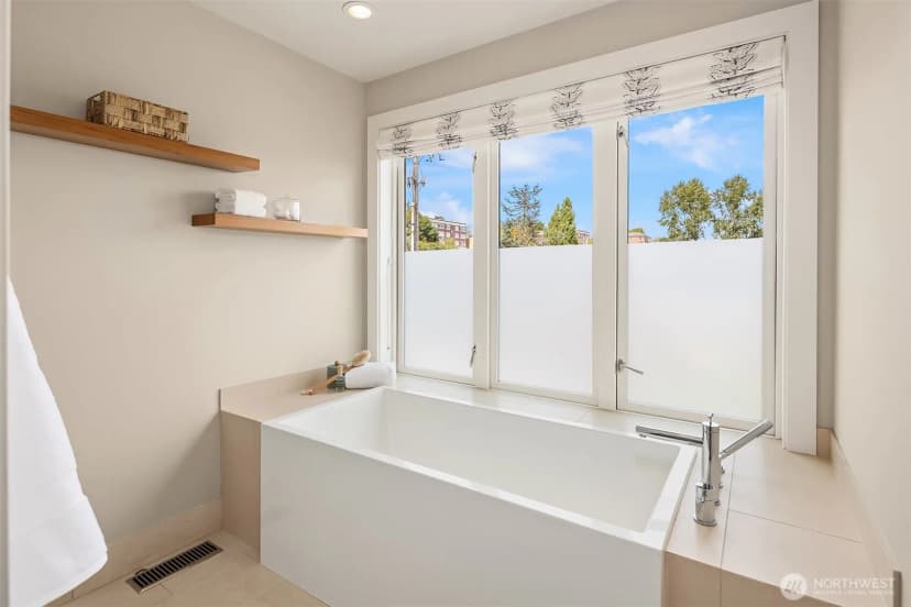 Property photo for 1622 5th Avenue N, Seattle photo 15