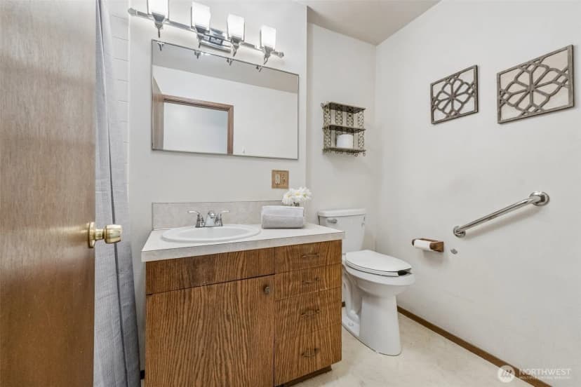 Property photo for 13742 39th Avenue Ne, Seattle photo 21