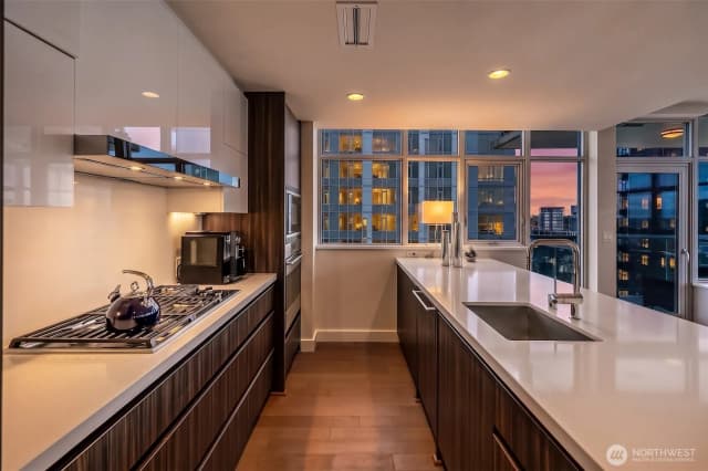 Property photo for 583 Battery Street #3701n, Seattle photo 4