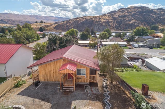 Property photo for 505 Beach Street, Pateros photo 2