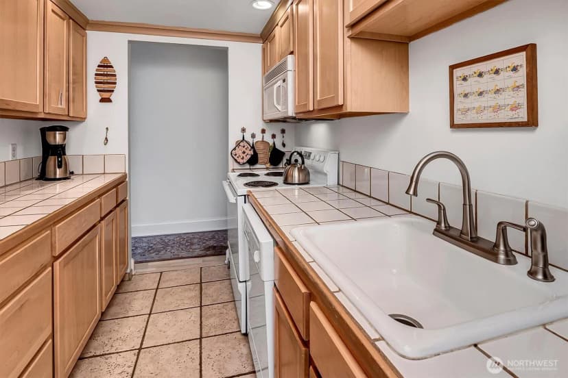 Property photo for 1001 Queen Anne Avenue N #401, Seattle photo 16