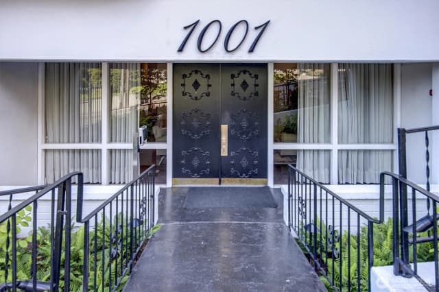 Property photo for 1001 Queen Anne Avenue N #401, Seattle photo 2