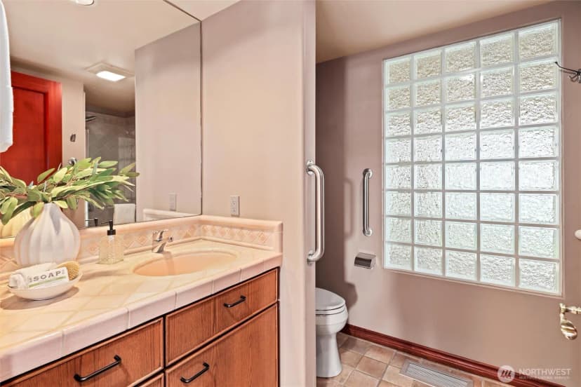 Property photo for 4701 Ne Shore Place, Lake Forest Park photo 31