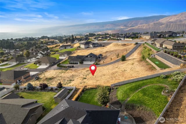 Property photo for 874 Autumn Crest Drive, Wenatchee photo 2