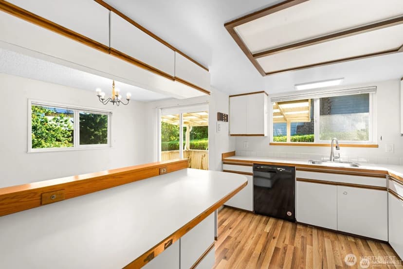 Property photo for 14221 Se 10th Place, Bellevue photo 4