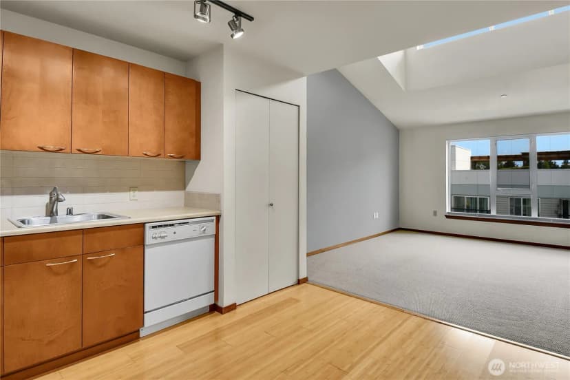 Property photo for 12334 31st Avenue Ne #607, Seattle photo 3