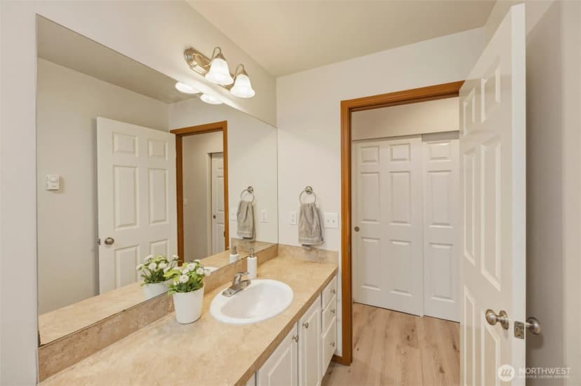 Property photo for 433 Oak Hill Lane, Burlington photo 22