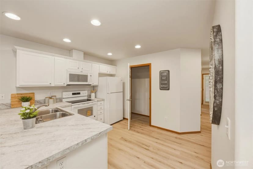 Property photo for 433 Oak Hill Lane, Burlington photo 16