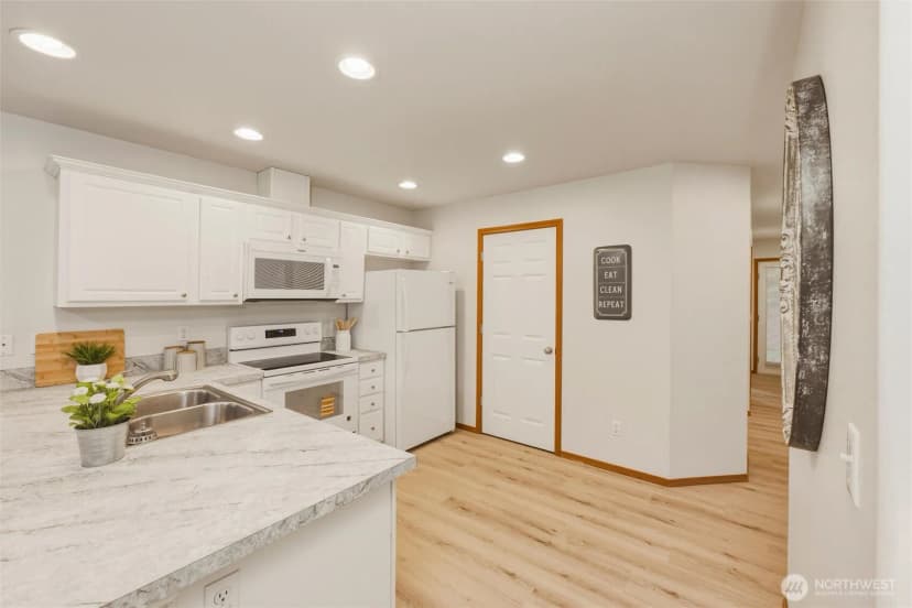 Property photo for 433 Oak Hill Lane, Burlington photo 17