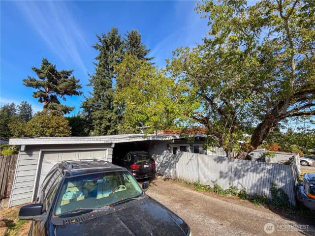 Property photo for 16042 Se 10th Street, Bellevue photo 2