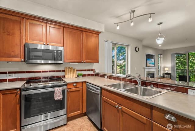 Property photo for 5016 California Avenue Sw #302, Seattle photo 4