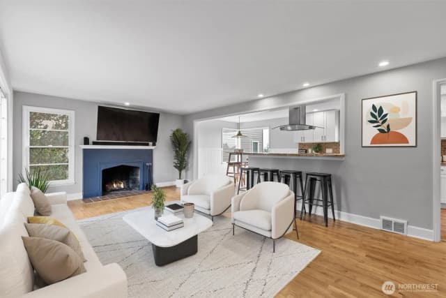 Property photo for 3712 37th Avenue Sw, Seattle photo 4