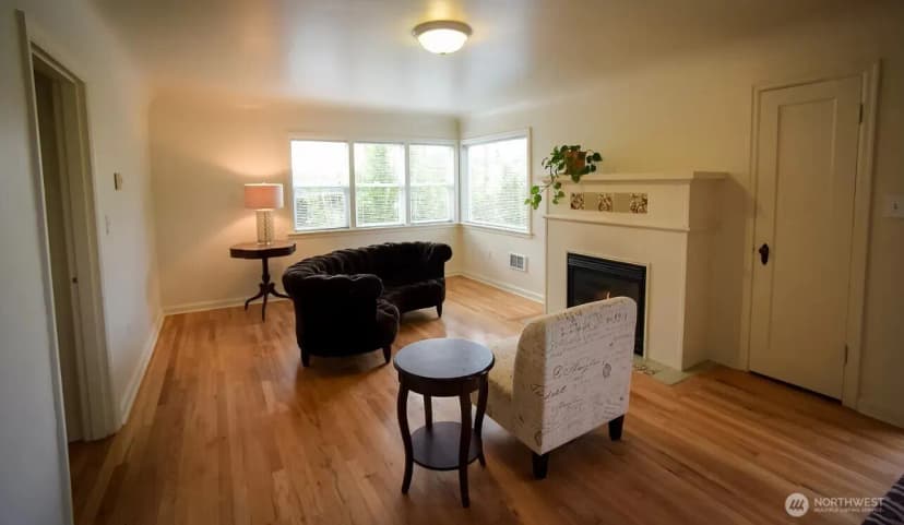 Property photo for 9202 17th Avenue Sw, Seattle photo 2