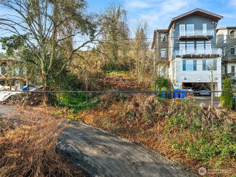 Property photo for 4019 Burton Place W, Seattle photo 4