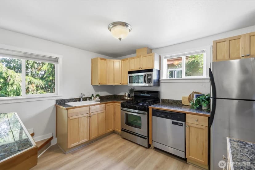 Property photo for 626 W Emerson Street, Seattle photo 9