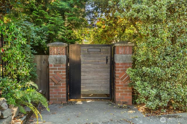 Property photo for 2423 Ne 75th Street, Seattle
