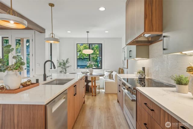 Property photo for 1218 Ne 103rd Street, Seattle photo 4