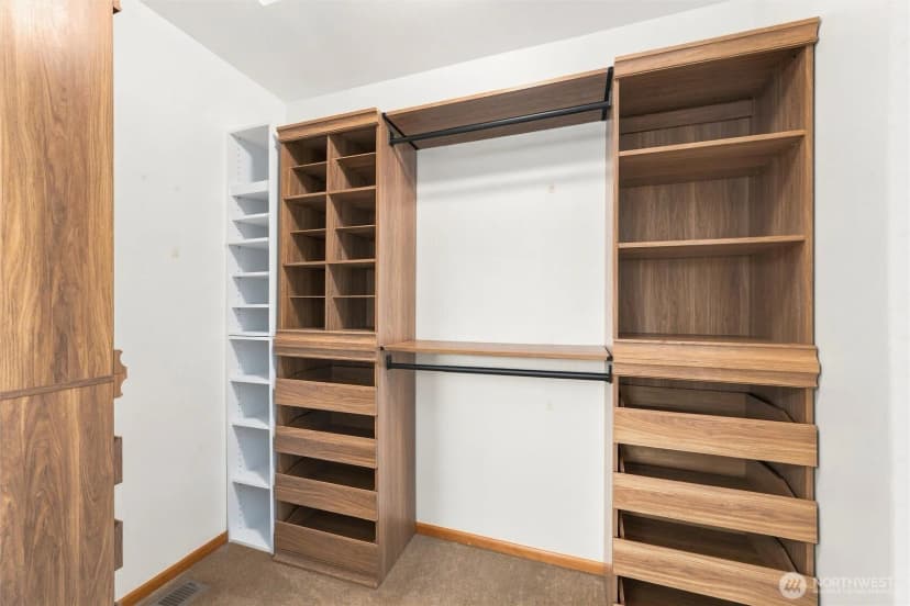 Property photo for 1068 Homestead Drive, Burlington photo 14