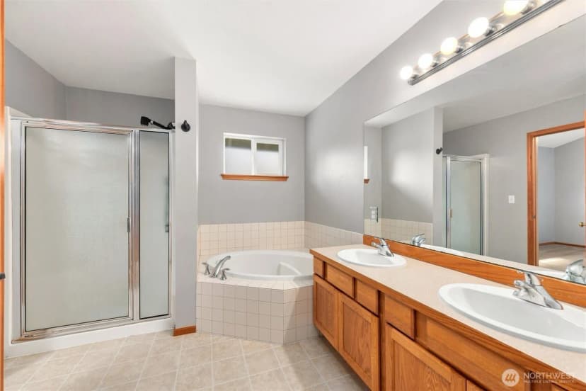 Property photo for 1068 Homestead Drive, Burlington photo 12