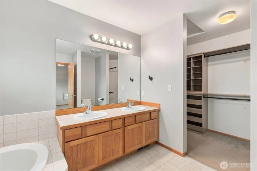 Property photo for 1068 Homestead Drive, Burlington photo 13