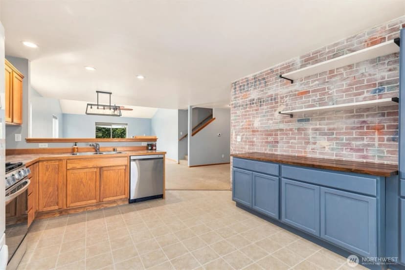 Property photo for 1068 Homestead Drive, Burlington photo 8