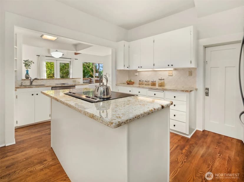 Property photo for 6827 28th Avenue Ne, Seattle photo 8