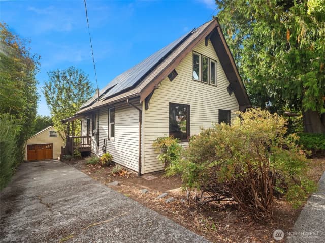 Property photo for 6827 28th Avenue Ne, Seattle photo 3