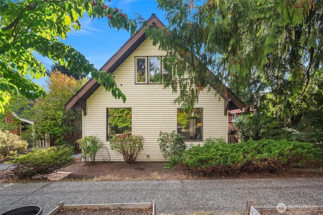 Property photo for 6827 28th Avenue Ne, Seattle photo 2