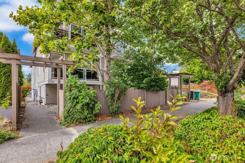 Property photo for 6331 42nd Avenue Sw #a, Seattle photo 2