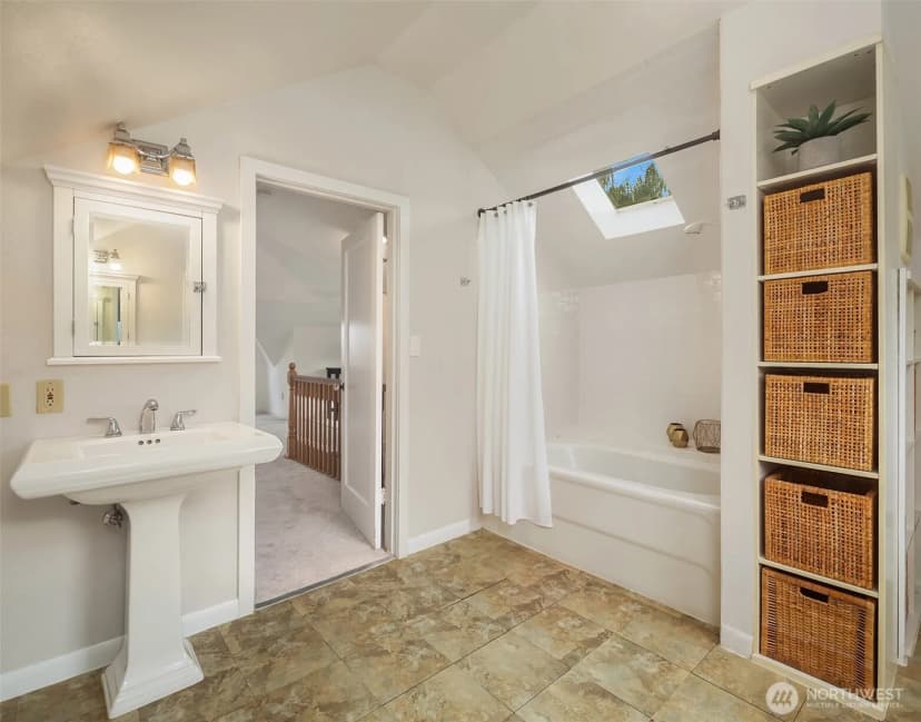 Property photo for 2609 Queen Anne Avenue N, Seattle photo 21
