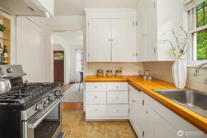 Property photo for 2609 Queen Anne Avenue N, Seattle photo 10