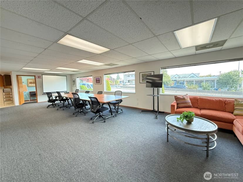 Property photo for 4201 Aurora Avenue N, Seattle photo 3
