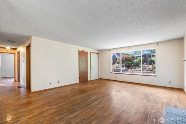 Property photo for 8400 32nd Avenue Sw, Seattle photo 2