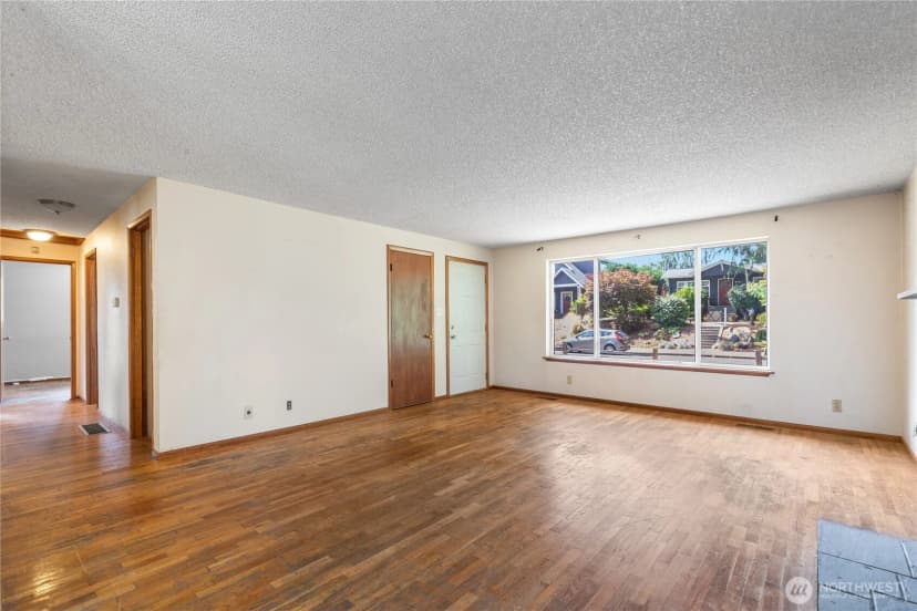 Property photo for 8400 32nd Avenue Sw, Seattle photo 2