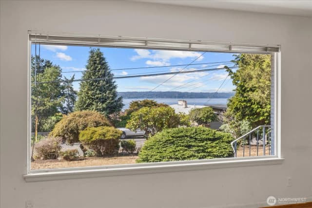 Property photo for 12286 Shorewood Drive Sw, Seattle photo 5