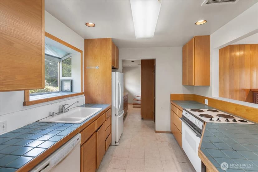 Property photo for 12286 Shorewood Drive Sw, Seattle photo 10