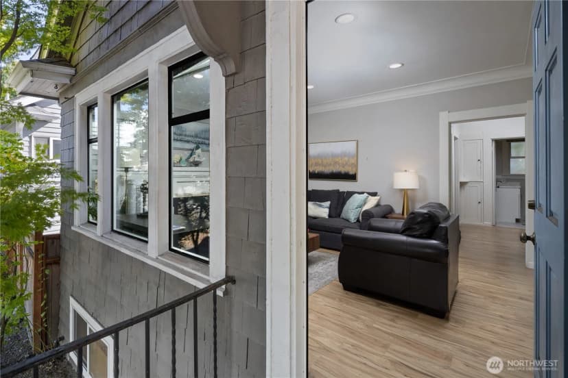 Property photo for 4812 Aurora Avenue, Seattle photo 2