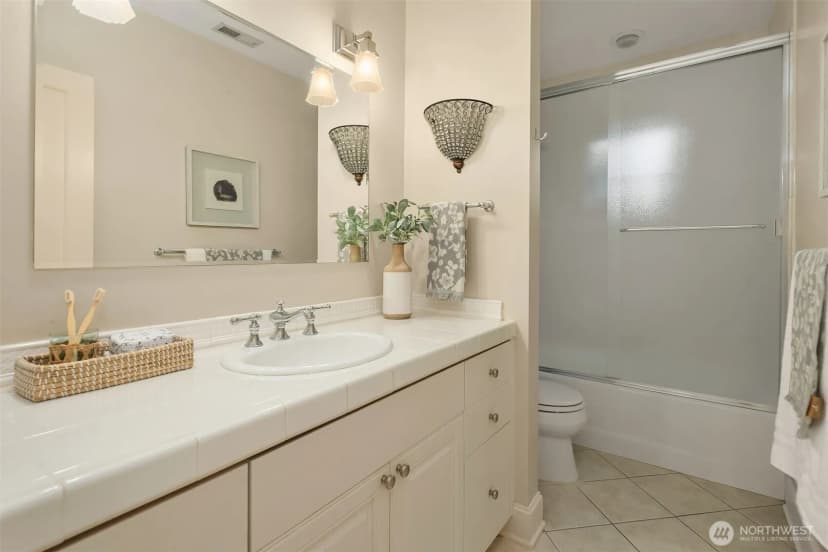 Property photo for 5506 Ne Penrith Road, Seattle photo 27