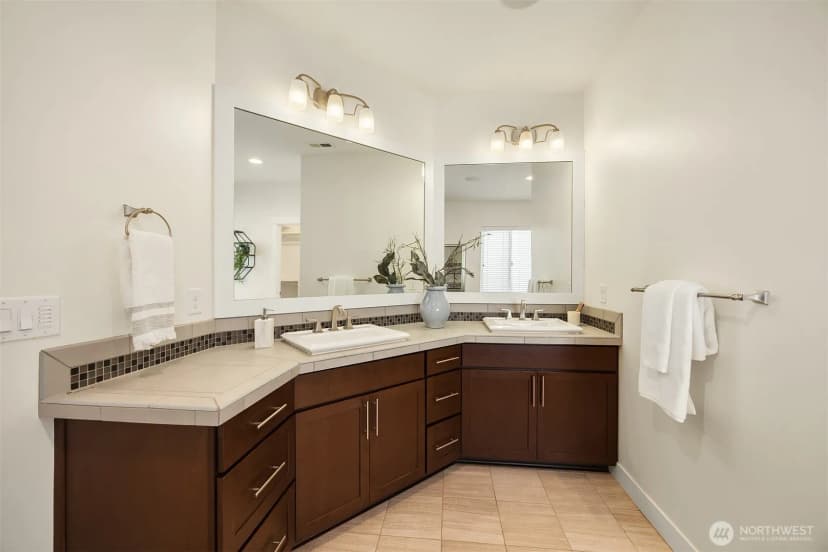 Property photo for 1703 Ne Falls Drive, Issaquah photo 18