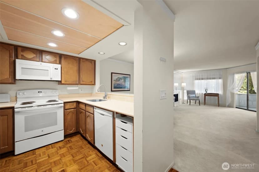 Property photo for 401 100th Avenue Ne #213, Bellevue photo 10