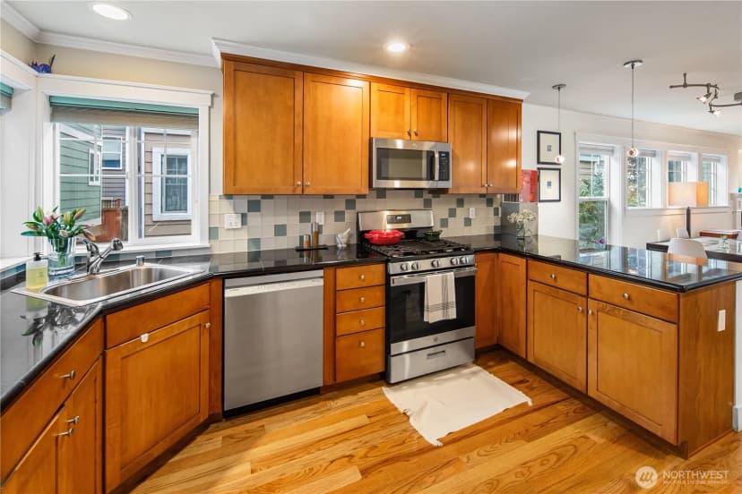 Property photo for 128 B 25th Avenue E, Seattle photo 8